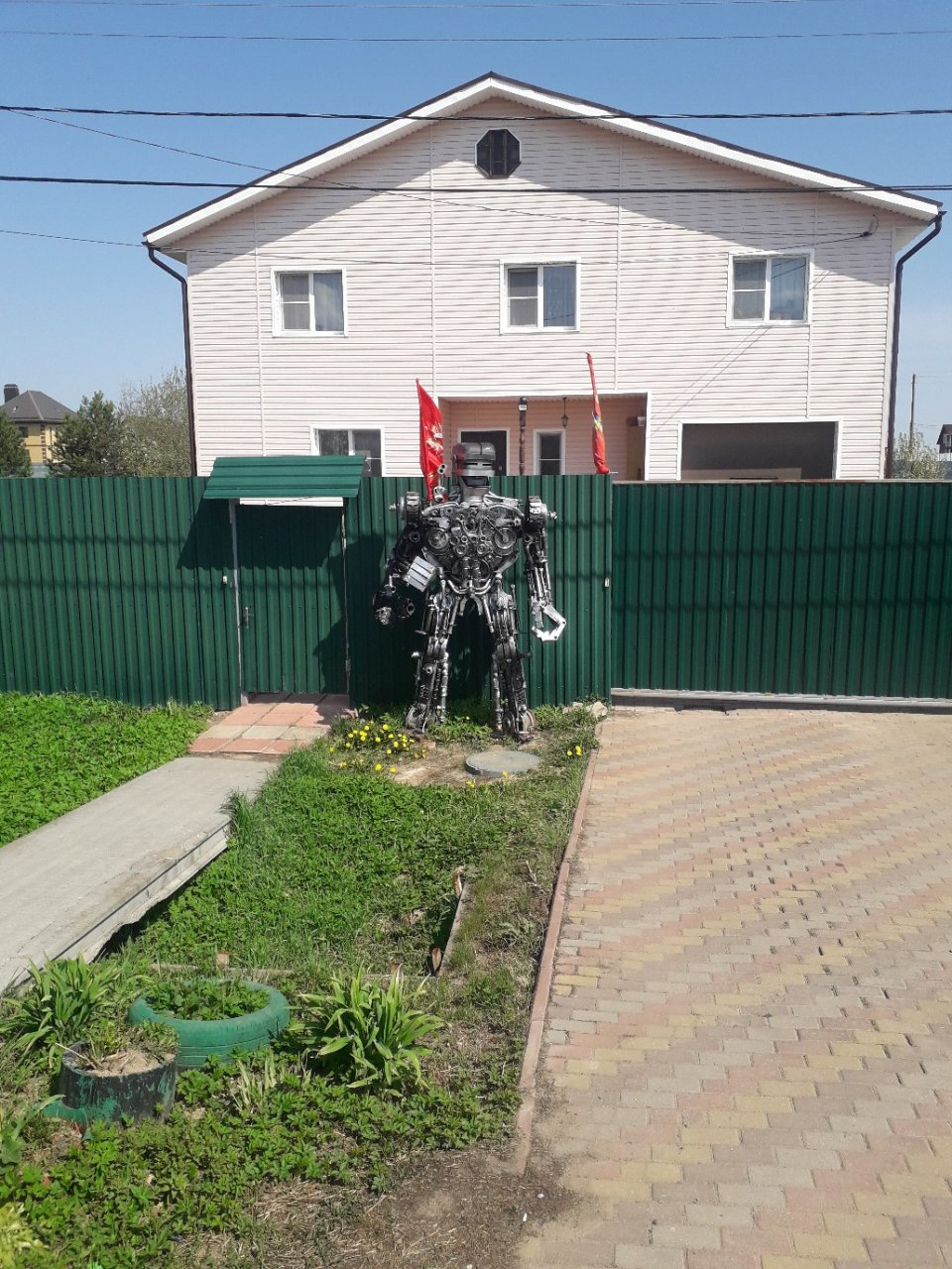 Владимирский "Железный человек" охраняет дом под Александровом