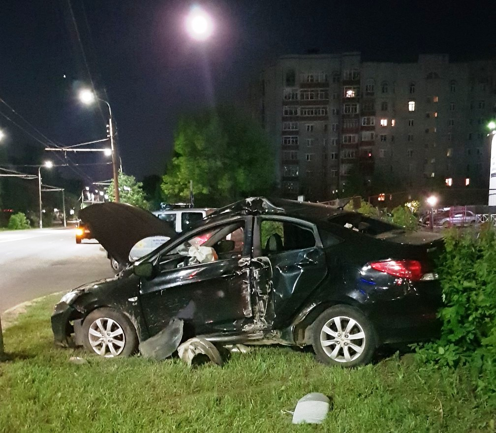 Во Владимире автомобиль врезался в столб на полном ходу