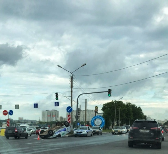 Автомобиль опрокинулся на крышу на въезде во Владимир