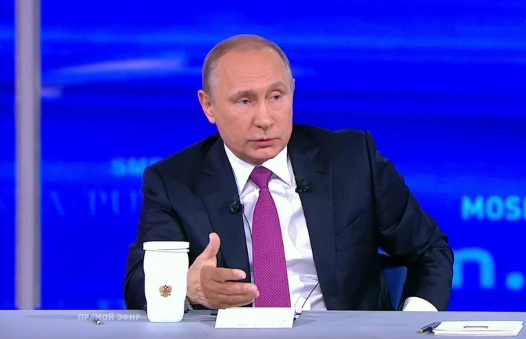 5 забавных сообщений, которые "просочились" на прямую линию с Путиным