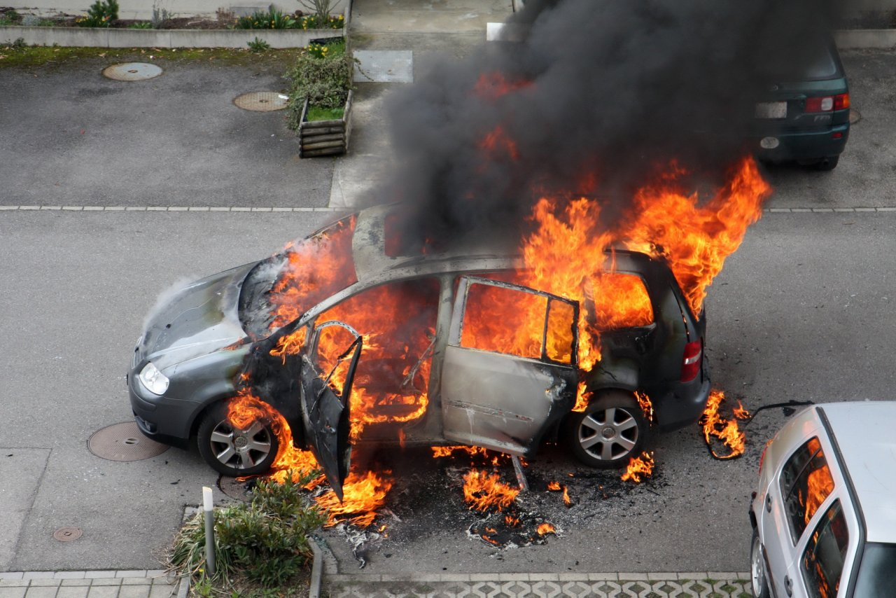 В Александрове от одной сигареты сгорели сразу три машины