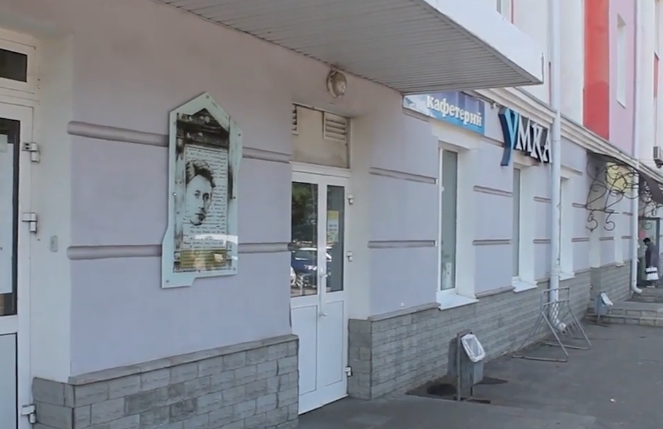 Вандал, разбивший мемориальную доску Солженицыну, пойдёт под суд (видео)