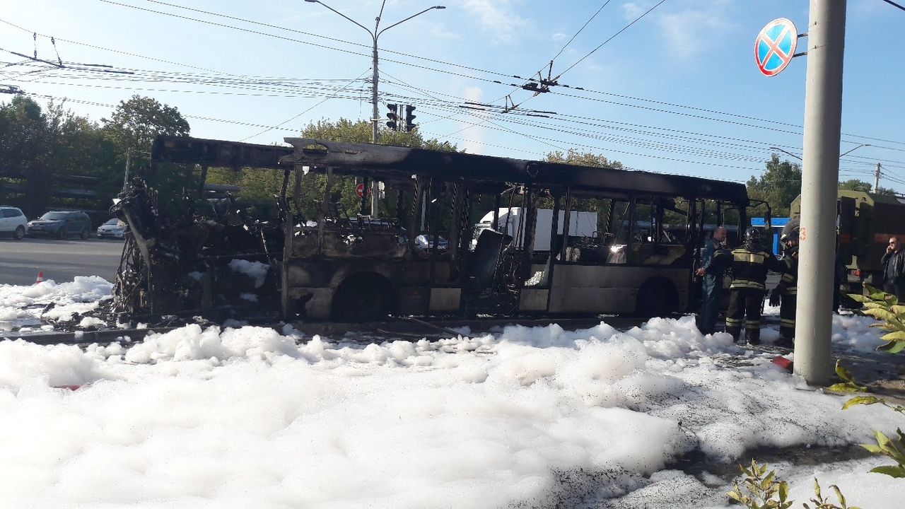 "Высокий столб черного дыма": очевидец о горящем автобусе у ВХЗ
