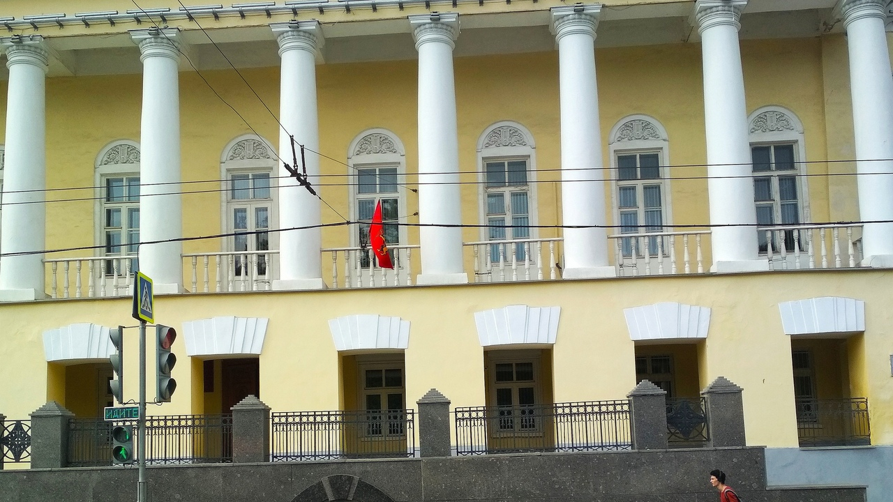 «Ад перфекциониста»: Горожанку удивили детали фасада одного из зданий