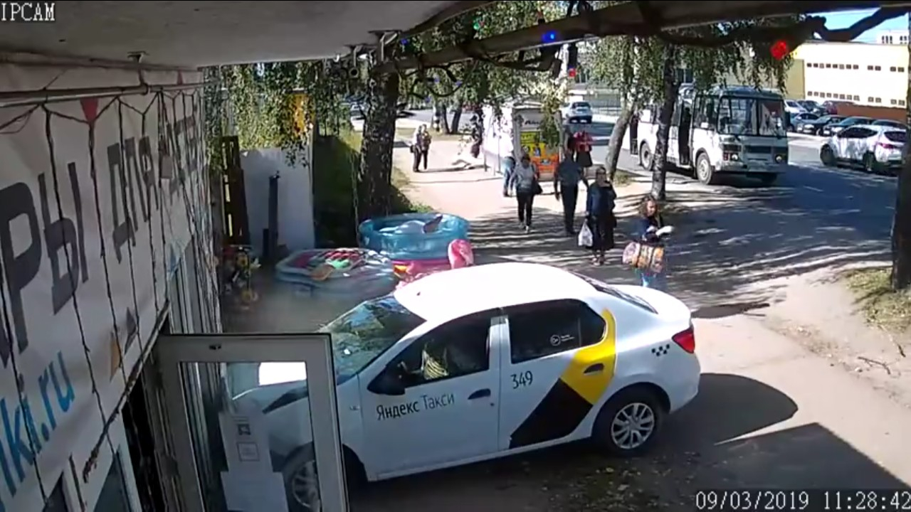 Суровое ковровское такси: пьяный водитель въехал в торговый павильон