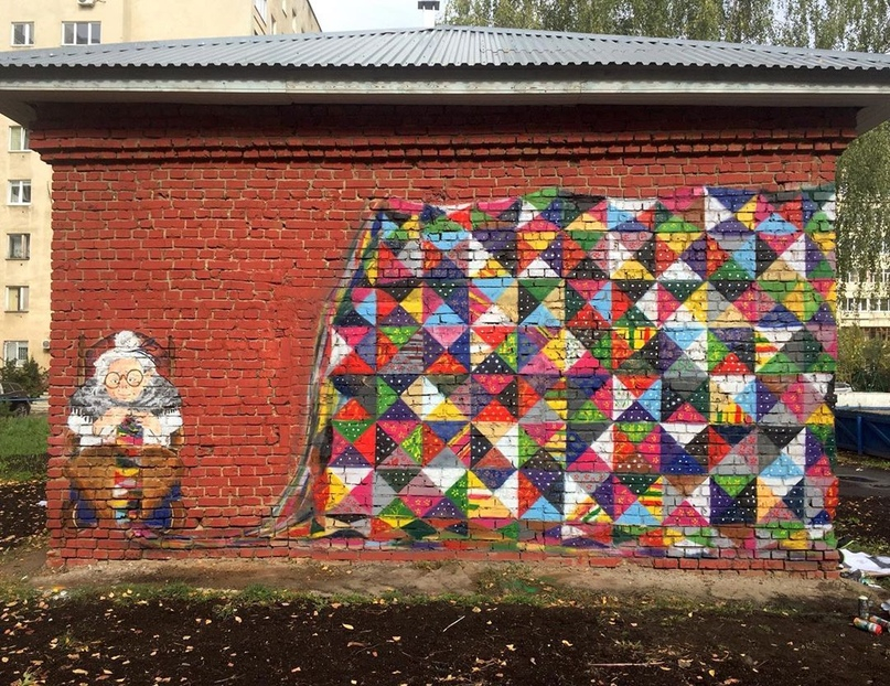 “Улицы Владимира под заботой бабули": на городской постройке создали яркое граффити