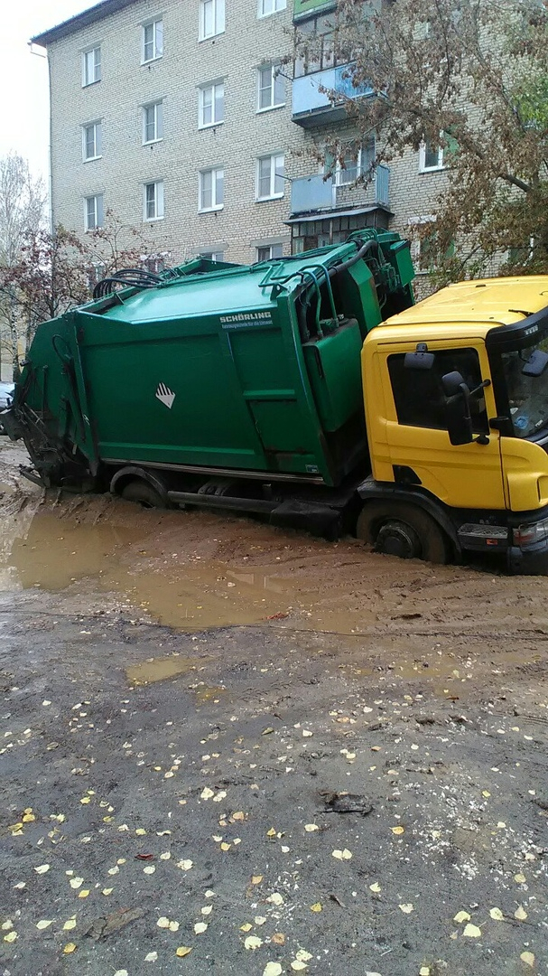 «Увяз в ковровской стабильности»: во Владимирской области мусоровоз застрял в грязи