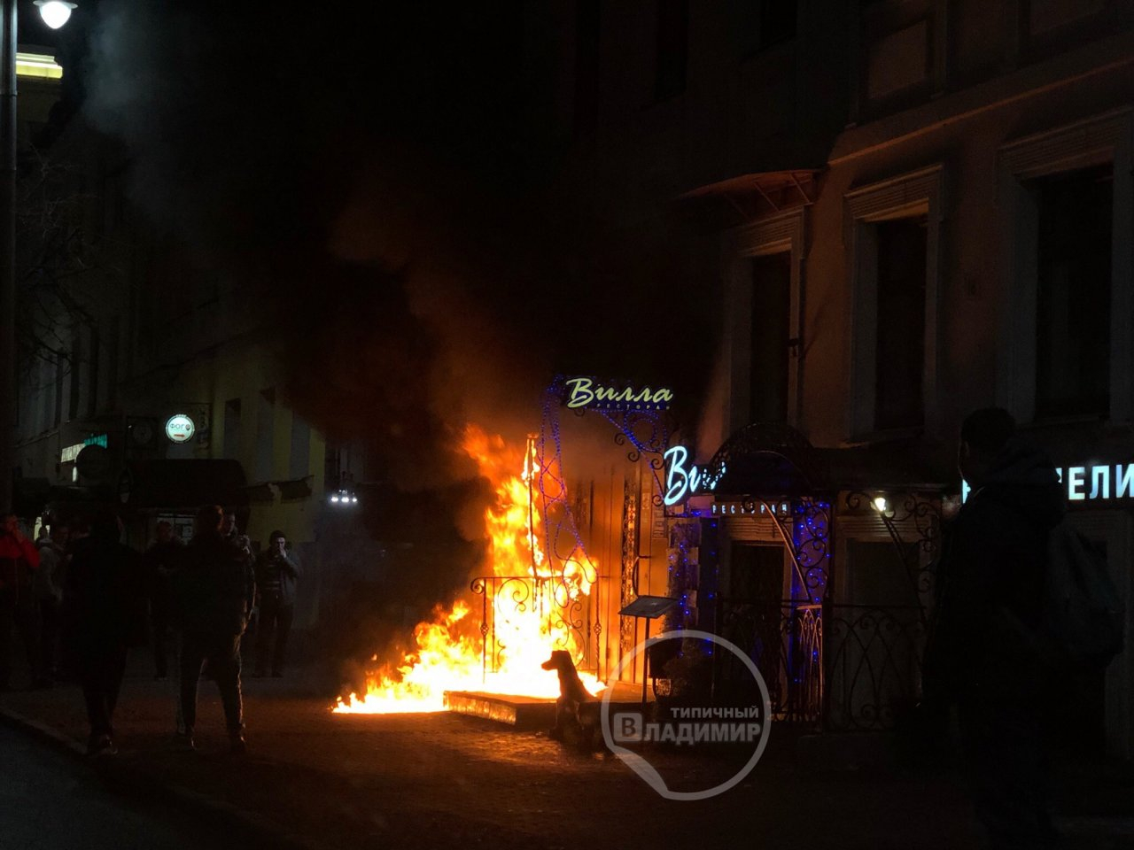 Сегодня ночью во Владимире сгорел вход караоке-клуба «Сири»