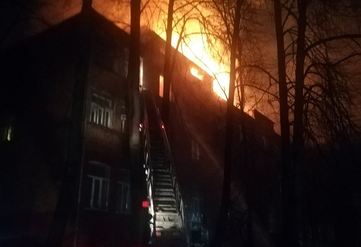 Сильный пожар в Кольчугине оставил без крова 10 семей
