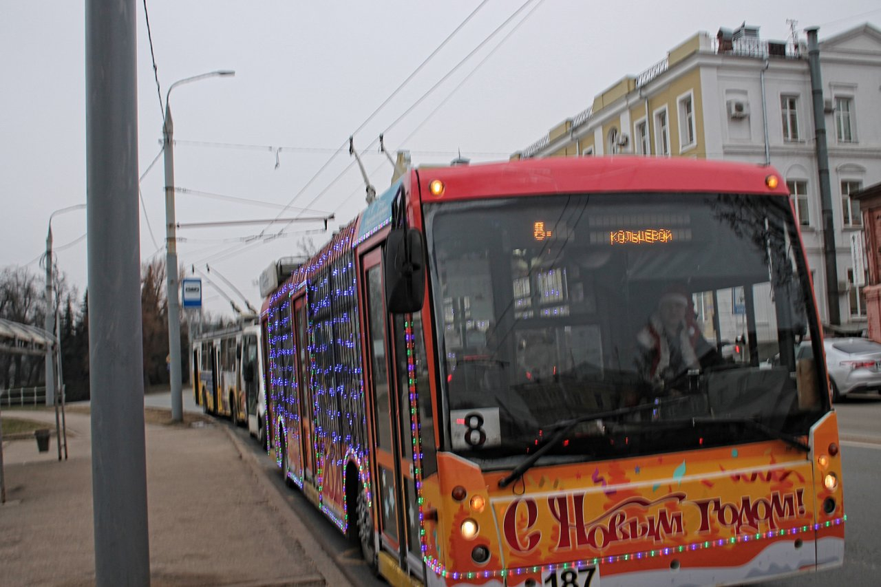 Праздничный троллейбус дарит радость владимирцам