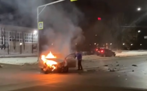 Во Владимире в результате аварии сгорел автомобиль