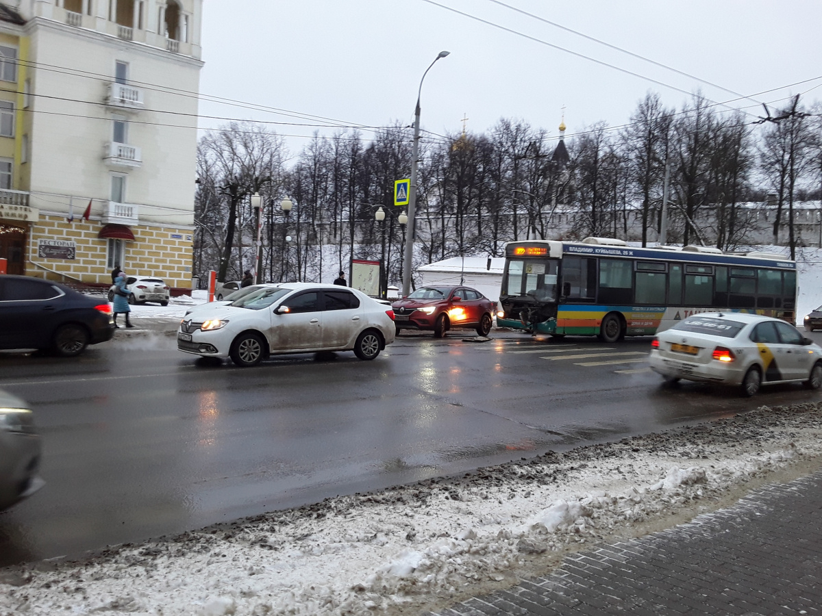 В центре Владимира автобус протаранил легковой автомобиль