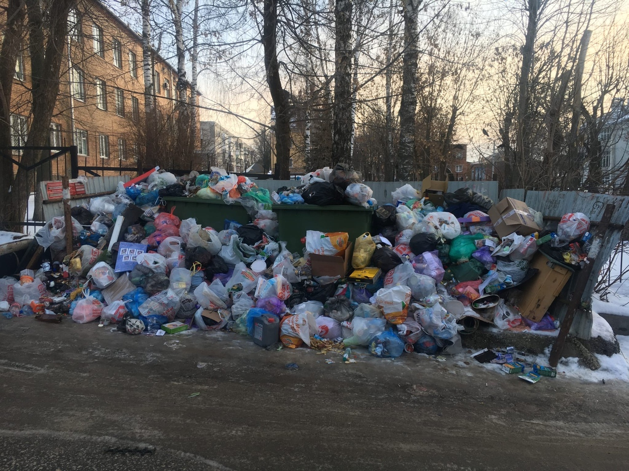 Владимирские дворы продолжают “тонуть” в мусоре