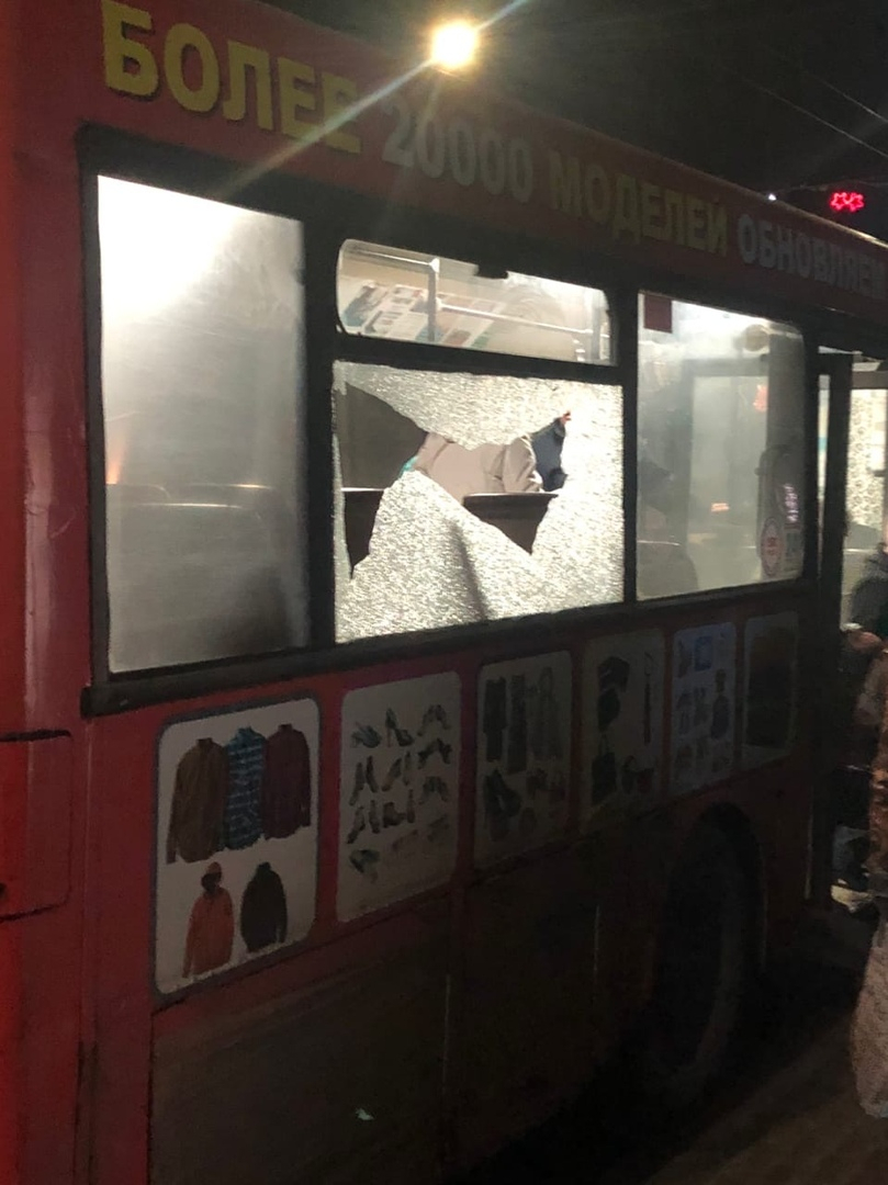 Во Владимире хулиганы кинули камень в окно автобуса