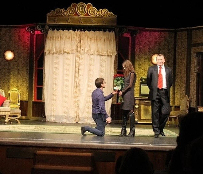 Владимирец вышел на сцену театра и предложил своей девушке руку и сердце