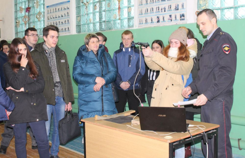 «Студенческий десант» побывал в отделе полиции Гусь-Хрустального района