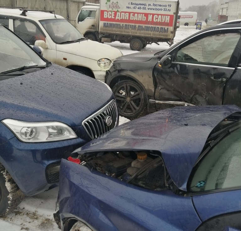 Во Владимире произошло нелепое ДТП с припаркованными машинами