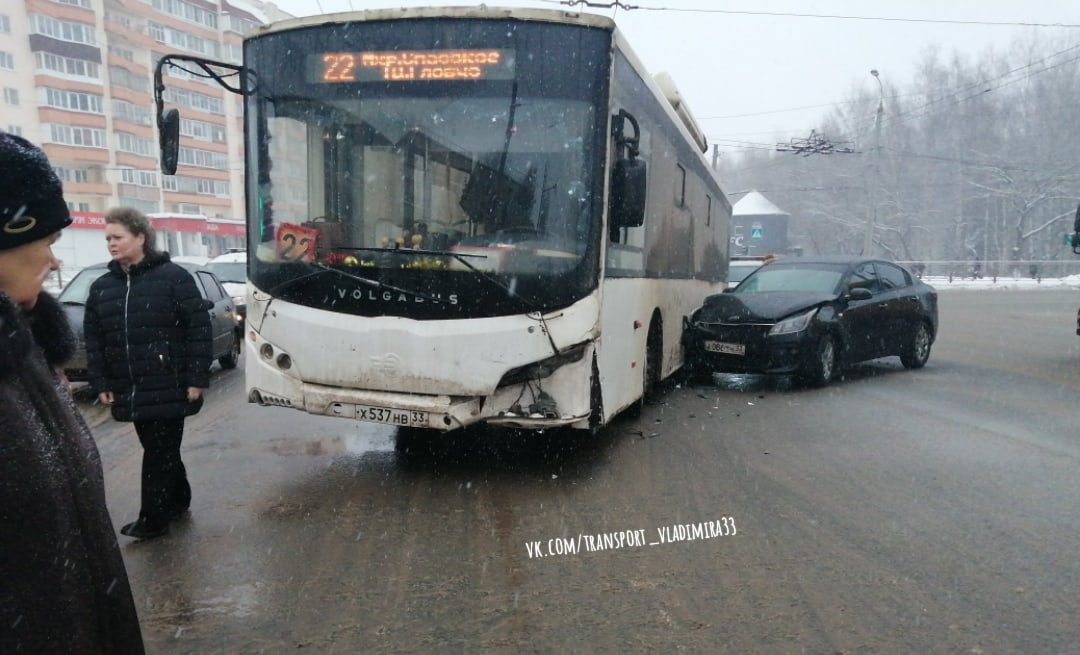 Во Владимире пассажирский автобус столкнулся с иномаркой