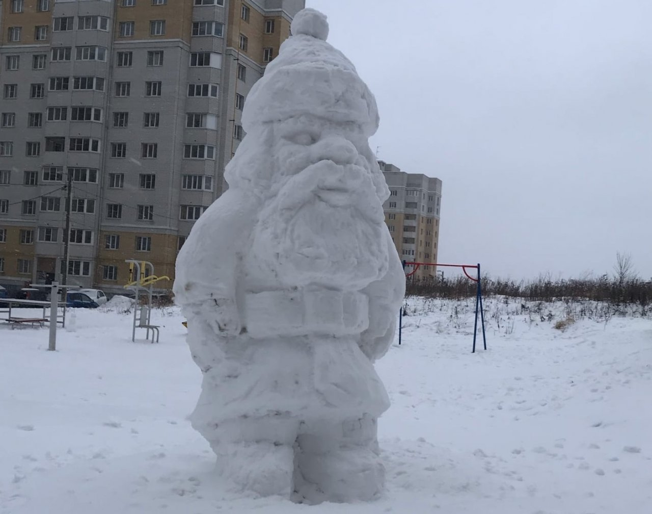 Креатив по-владимирски: горожане лепят причудливых снеговиков