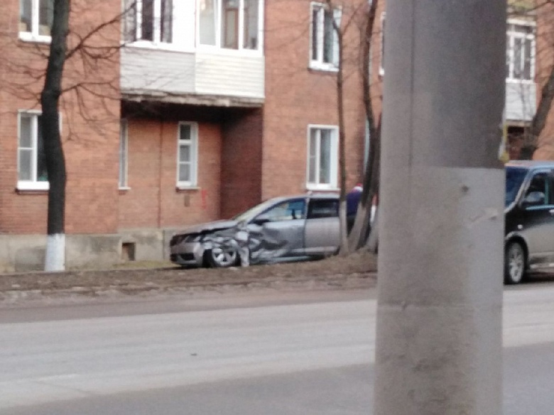 Во Владимире машина на полной скорости вылетела на тротуар
