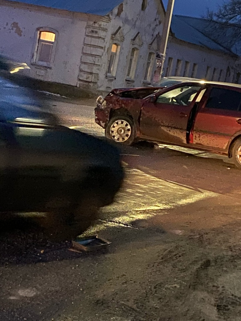 В Гусь-Хрустальном две машины столкнулись лоб в лоб