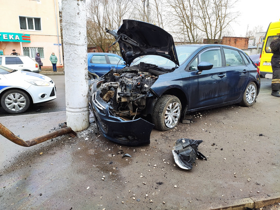 Во Владимире водитель умер за рулем и вылетел на автобусную остановку