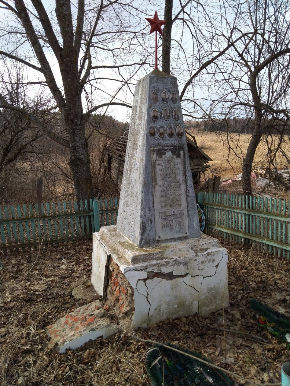 В Кольчугинском районе памятник погибшим воинам разваливается на части