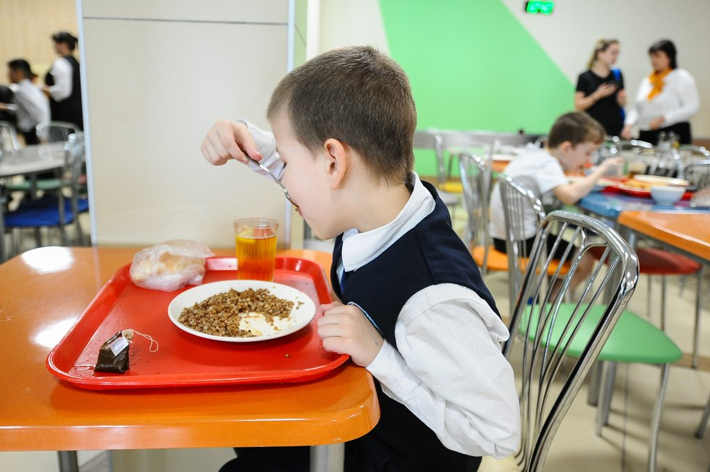 Владимирским детям деньгами компенсируют школьные завтраки и обеды