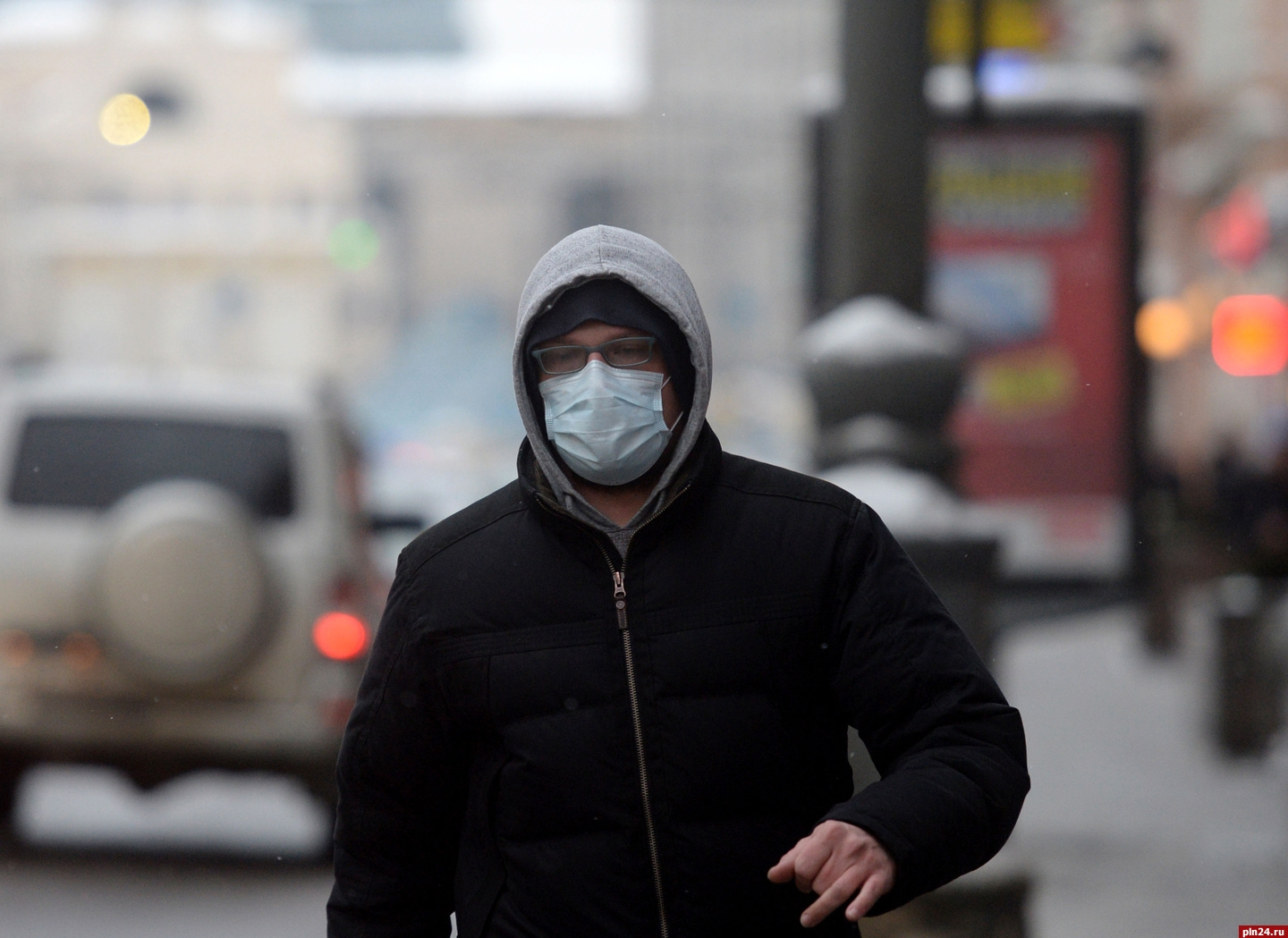 В МЧС посоветовали не носить защитные маски на улице