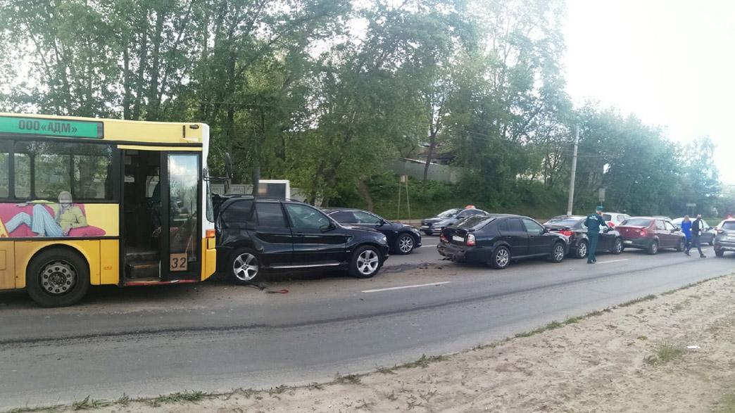 В центре Владимира автобус с пассажирами спровоцировал массовое ДТП