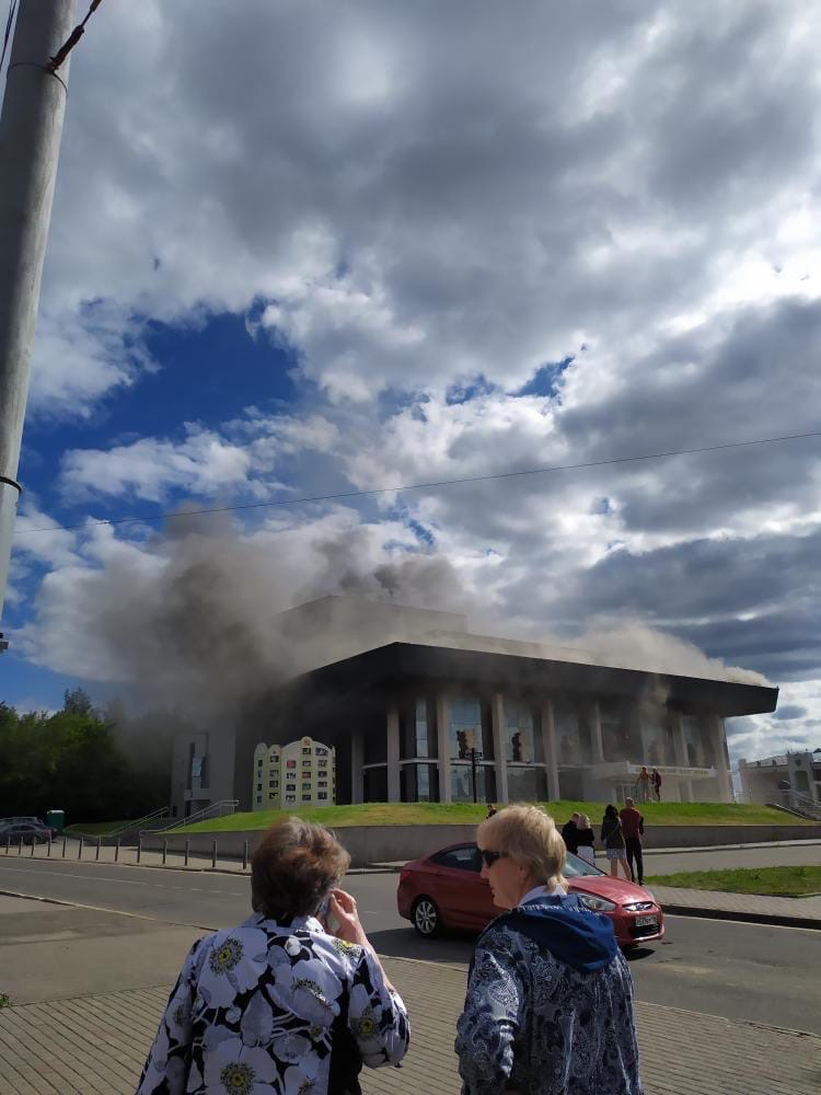 Пожар во владимирском драмтеатре тушили 16 единиц техники