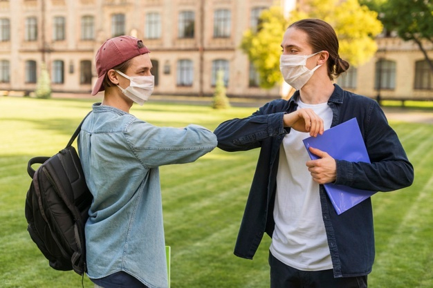 Студентов и преподавателей российских вузов обяжут носить маски