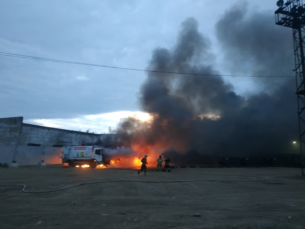 Во Владимире пожар уничтожил сразу 10 мусоровозов
