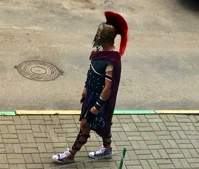 Древнегреческий воин в кроссовках гуляет по городу Владимирской области