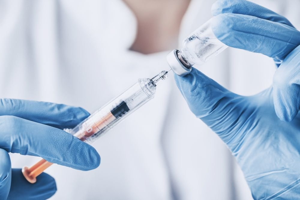 Российские медики назвали противопоказания для вакцины от коронавируса