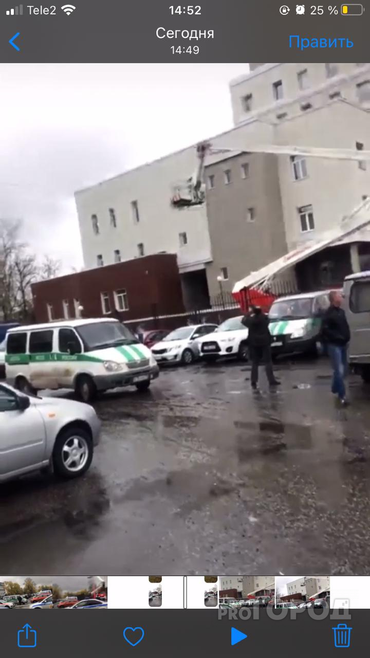 Во Владимире у здания суда много пожарных машин с вышками