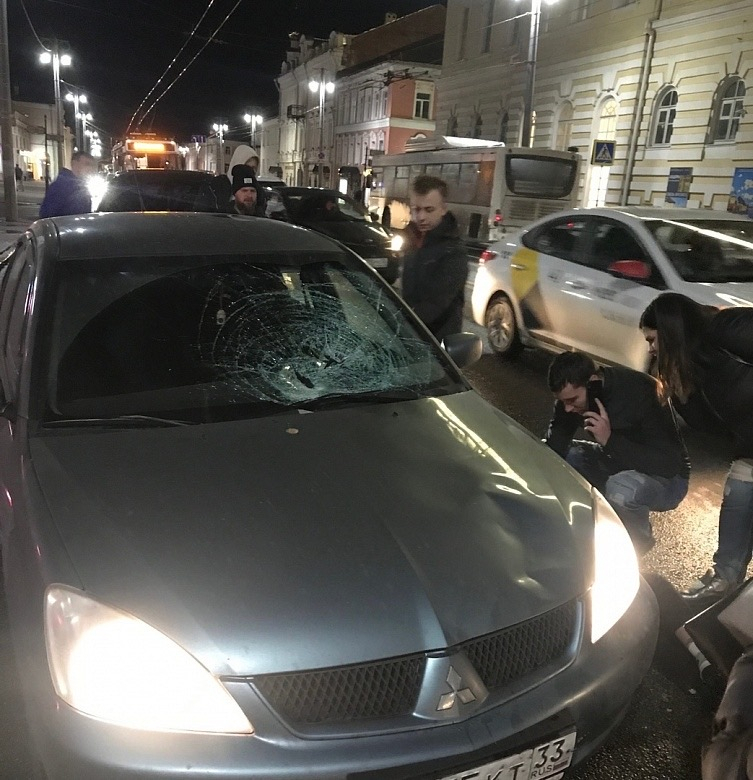 Девушку на переходе в центре Владимира сбил ее ровесник