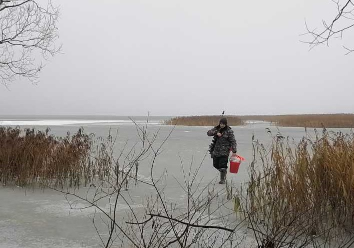 Немыслимая самонадеянность: во Владимирской области рыбаки выходят на лед