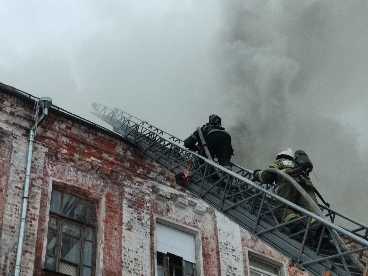 Появилось видео страшного пожара в многоквартирном доме в Собинке
