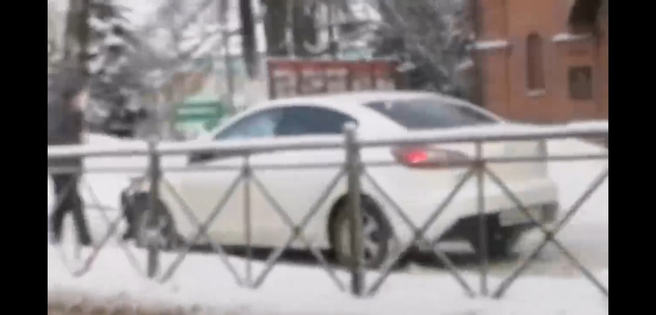 Авария на Студёной горе: легковушка оказалась на тротуаре
