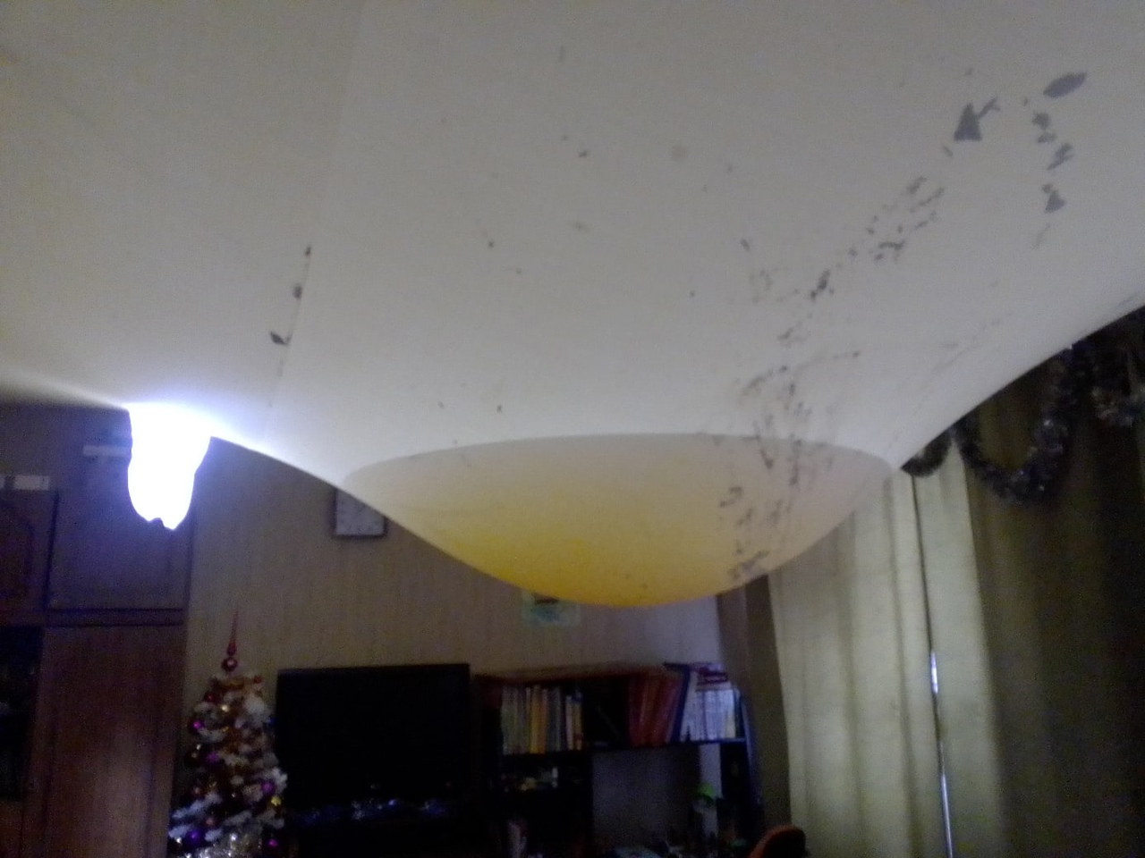 Пузырь на потолке: вот что произошло во владимирской квартире из-за коммунальщиков