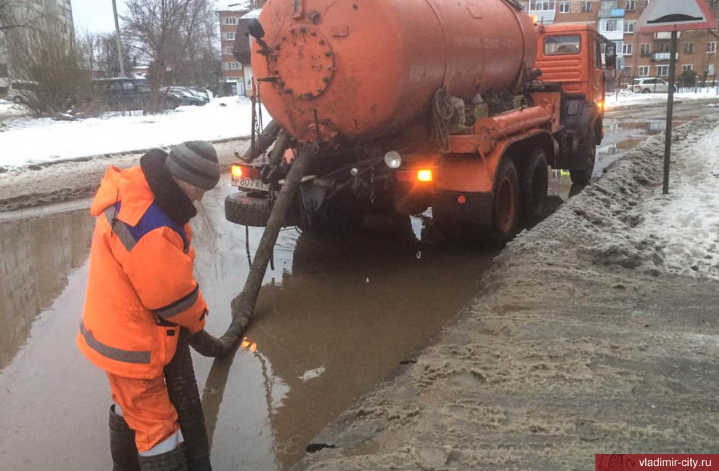 Во Владимире откачивают воду с улиц