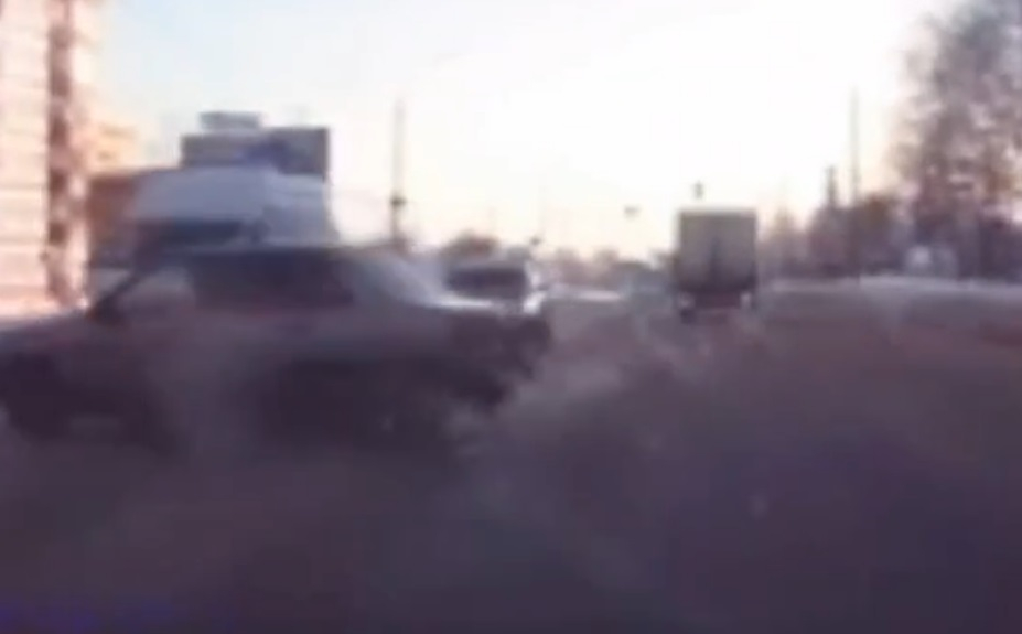 Опубликовано видео аварии с каретой скорой помощи во Владимире