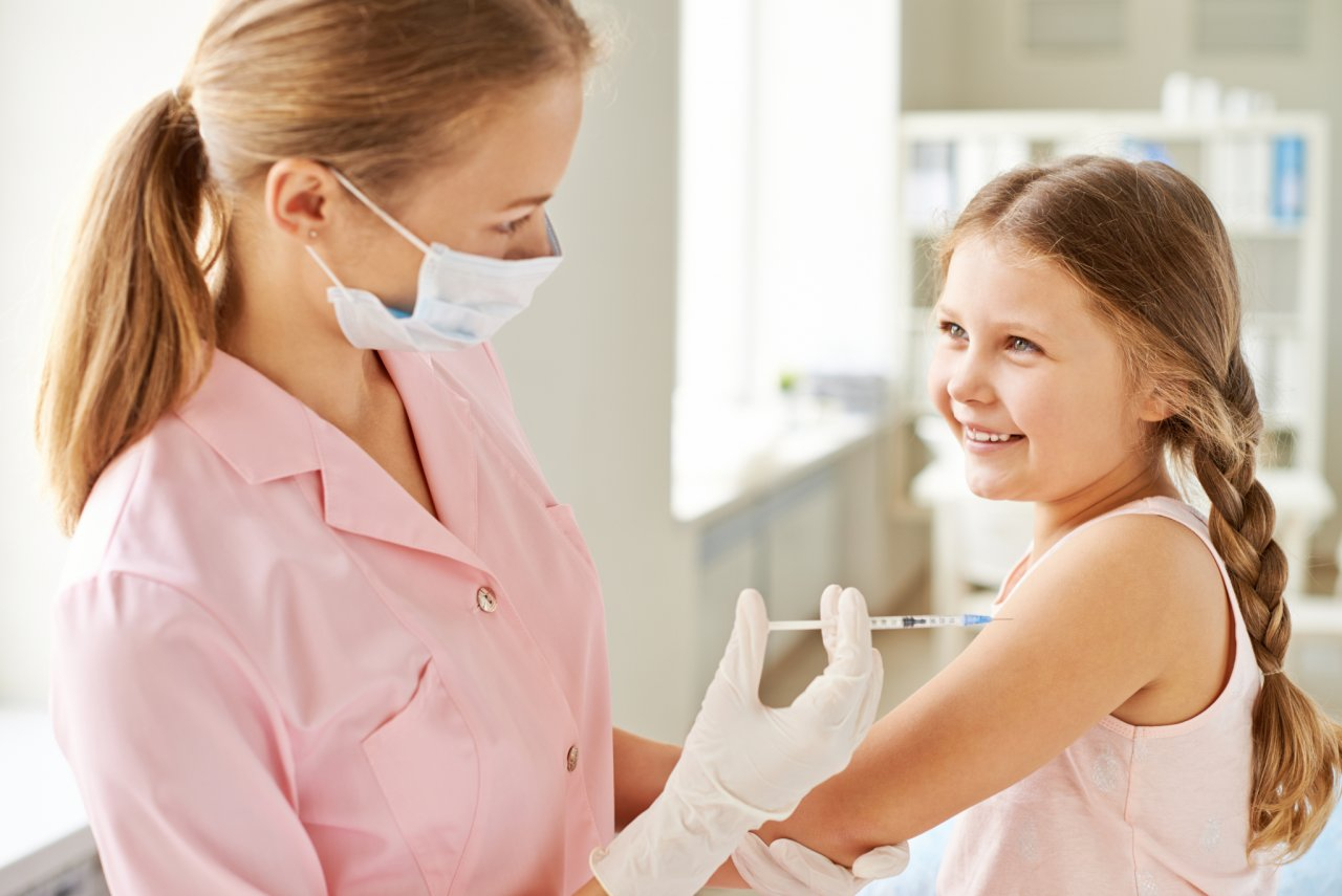 Надо ли делать вакцину от COVID-19 детям?