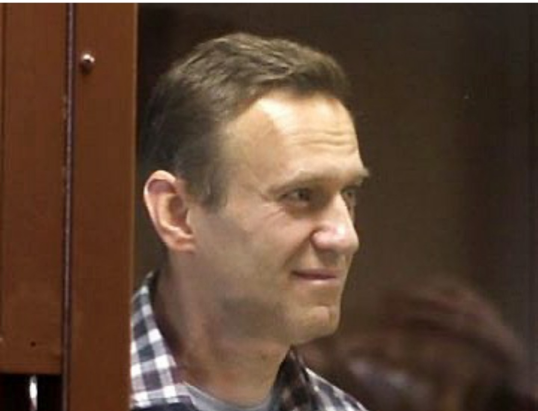 Блогер-оппозиционер Алексей Навальный выложил первую "весточку" из кольчугинского СИЗО.