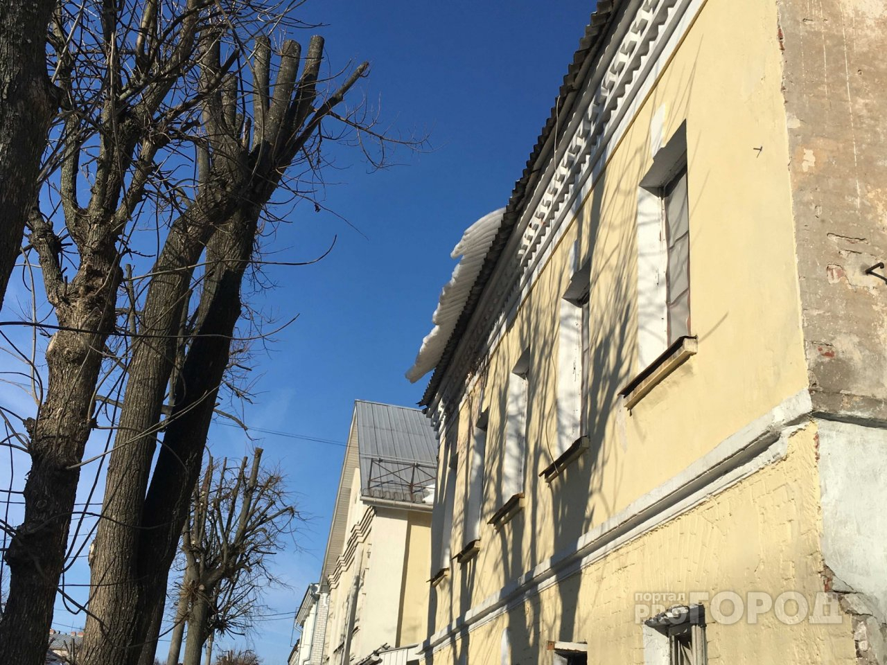 Во Владимире люди опасаются свисающей с крыши снежной наледи