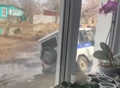 В Коврове в грязной каше утонул полицейский УАЗ