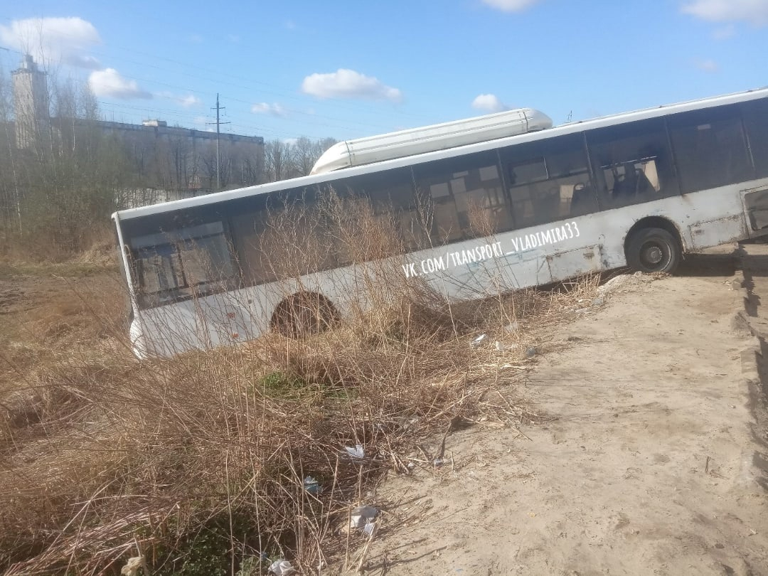 Во Владимире автобус "АДМ" улетел в кювет