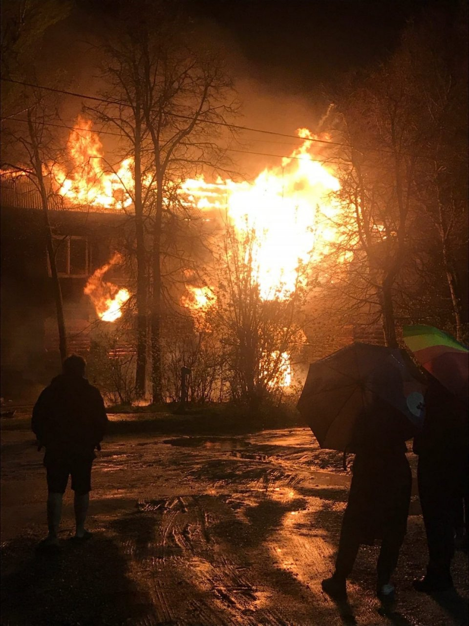 Спасатели сразу после салюта в Коврове отправились на тушение пожара в доме