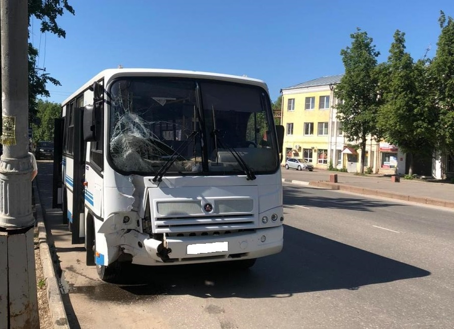 В Коврове пассажирский автобус врезался в столб